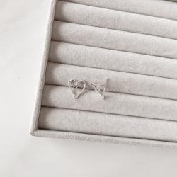 Brinco coração vazado detalhe bolinhas 14mm