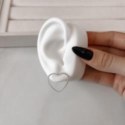 Brinco coração vazado riscado 22mm