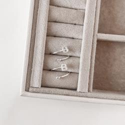 Anel letra B cravejada e zircônia regulável P