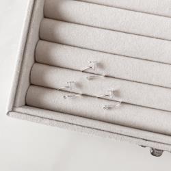 Anel letra T cravejada e zircônia regulável P