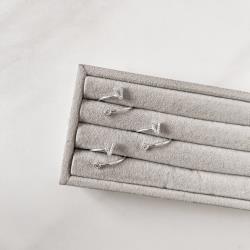 Anel letra V cravejada e zircônia regulável P