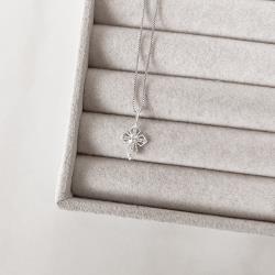 Colar pingente cruz cravejada trabalhada 17mm 45cm