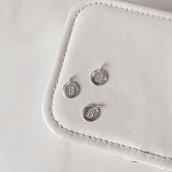 Pingente medalha letra B cravejada 15mm