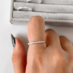 Anel meia aliança com mini corações vazados