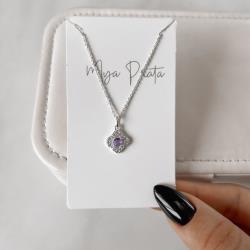 Colar pingente trevo vazado cravejado com zircônia lilás 11mm corrente cadeadinho 45cm