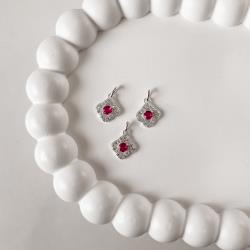 Pingente trevo vazado cravejado com zircônia cereja 11mm