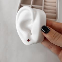 Brinco zircônia redonda vermelha 4mm