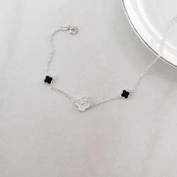 Pulseira entremeio trevos ônix 7mm e cravejado 10mm