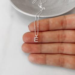 Colar pingente letra E cravejada 6mm 40cm