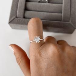 Anel solitário zircônia coração com detalhes