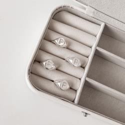 Anel oval letra P cravejada regulável G