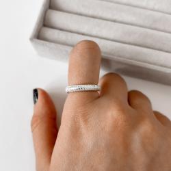 Anel com cravejado duplo