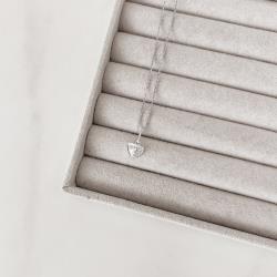 Colar pingente coração vinco metade cravejada 8mm 45cm