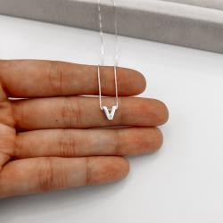 Colar letra V detalhe zircônia 7mm 45cm