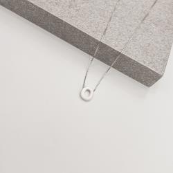 Colar madrepérola letra O 45cm