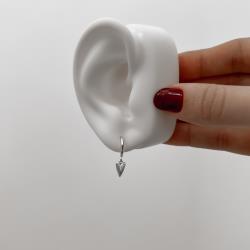 Argola 12mm pingente coração alongado riscado 8mm tarraxa