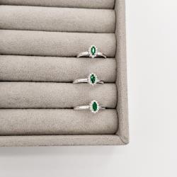 Anel solitário zircônia navete esmeralda com cravejado