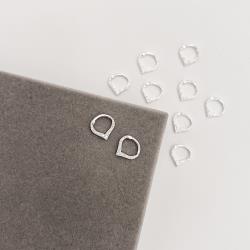 Piercing argola trava v cravejado 10mm orelha direita