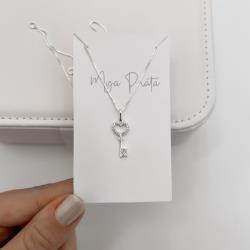 Colar pingente chave coração vazado cravejado 19mm 45cm