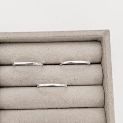 Anel quadrado com detalhe cravejado