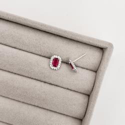 Brinco zircônia retangular cereja detalhe torcido 10mm