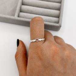 Anel coração vazado com navetes cravejados