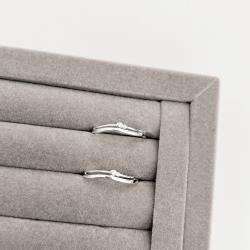 Anel ondulado fio duplo com zircônias