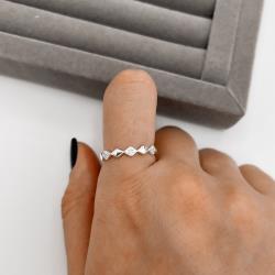 Anel losangos lisos e cravejados