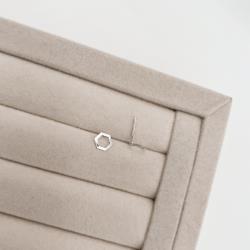 Brinco hexágono vazado 6mm