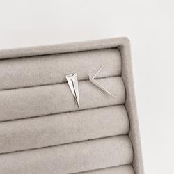 Brinco triângulo isósceles 19mm