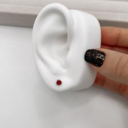 Brinco zircônia redonda embutida vermelha 4mm