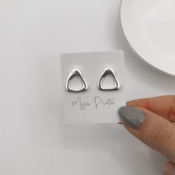 Brinco oval ondulado vazado 16mm