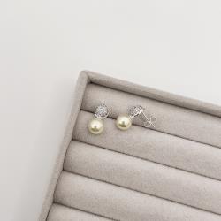 Brinco meia bola cravejada e pérola 17mm