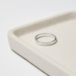 Anel cravejado de zircônias retangulares