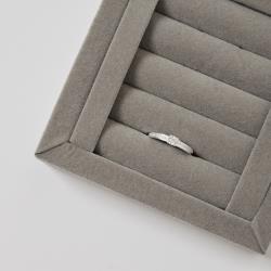 Anel solitário com cravejado lateral