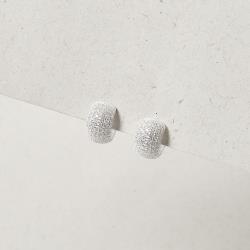 Argola click larga cravejada 12mm detalhe vazado