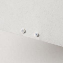 Brinco infantil círculo cravejado detalhe zircônia azul 4mm tarraxa baby