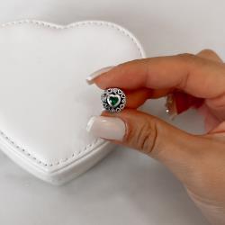 Berloque separador zircônia coração esmeralda com mini corações vazados e cravejados envelhecido 11mm importado