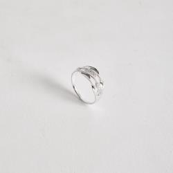 Anel fio triplo ondulado com cravejado