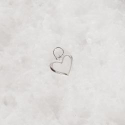 Pingente coração vazado 11mm