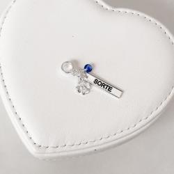 Berloque pingente patuá placa sorte resina