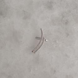 Piercing fake 2 curvas cravejadas orelha direita