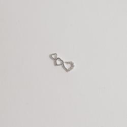 Piercing haste 3 corações vazados detalhe cravejado direito