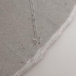 Colar pingente borboleta vazada 10mm 45cm