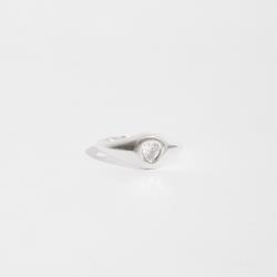 Anel oval com zircônia coração