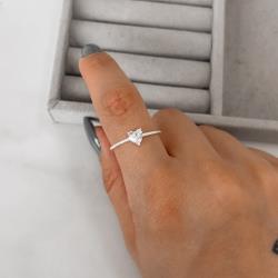 Anel solitário zircônia coração cristal detalhe bolinhas