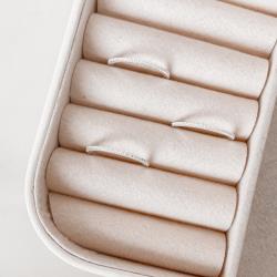 Anel aliança fina cravejada cristal