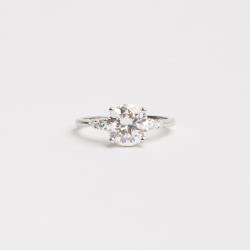 Anel solitário moissanite 8mm com cravejado lateral ródio