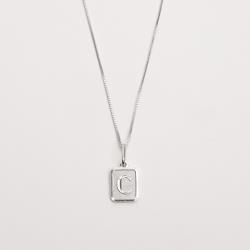 Colar pingente placa letra C 12mm 45cm