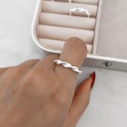 Anel largo trançado